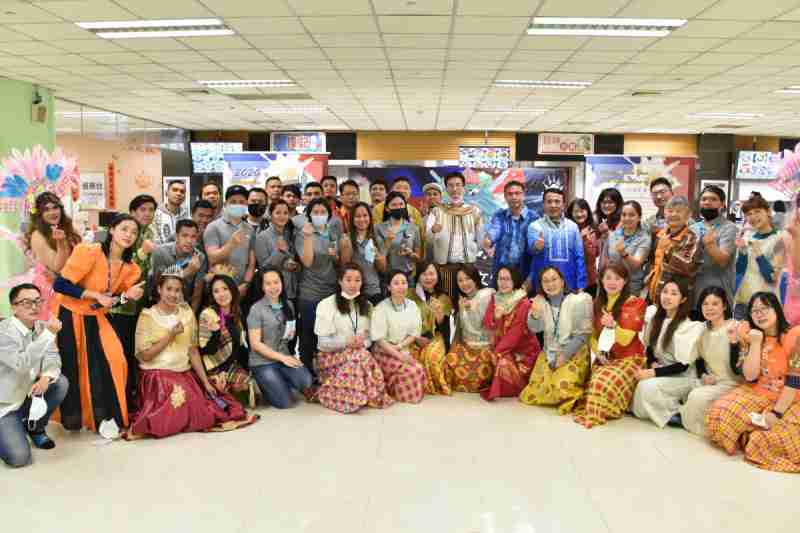 友達推動「安心、、、、創新、、、、用心、、、、同心、、盡心」五星職旅，，，，為菲籍員工打造全方位照護，，，首度贏得「人權實踐與發展領袖獎」殊榮