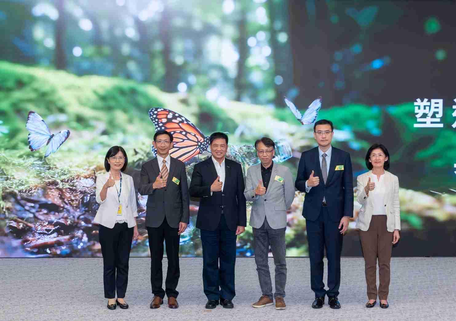 友達2023 CSR共榮大會，，邀請領域專家分享交流生物多樣性管理趨勢、、無塑產品、、海廢永續塑料等議題  （圖左到右：友達光電永續長古秀華、、3M台灣技術長陳君杰、、友達光電董事長暨集團策略長彭双浪、、、光寶科技企業永續發展處處長陳慶暉、、、、安永聯合會計師事務所執業會計師曾于哲、、、友達光電供應鏈總部副總經理吳宜芳）