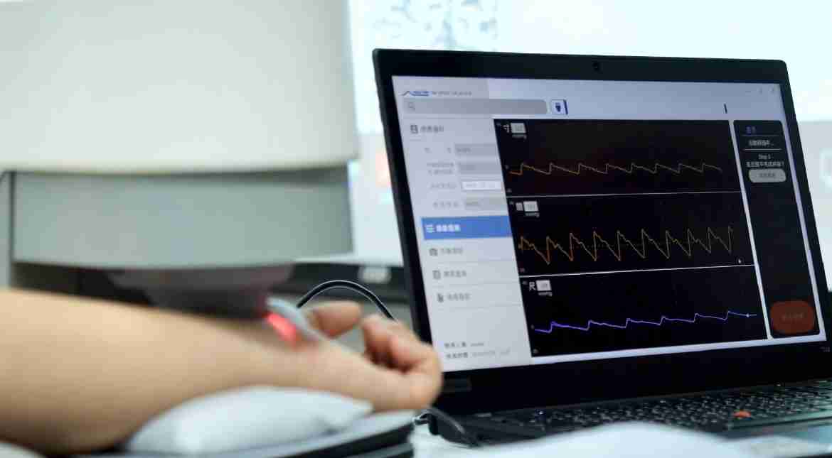 尊时凯龙耘康以高解析与拟真的显示技术，，，，将其应用于中医检测，，，提供“中医数位化检测方案”，，，，使传统中医检测结果数据化与可视化