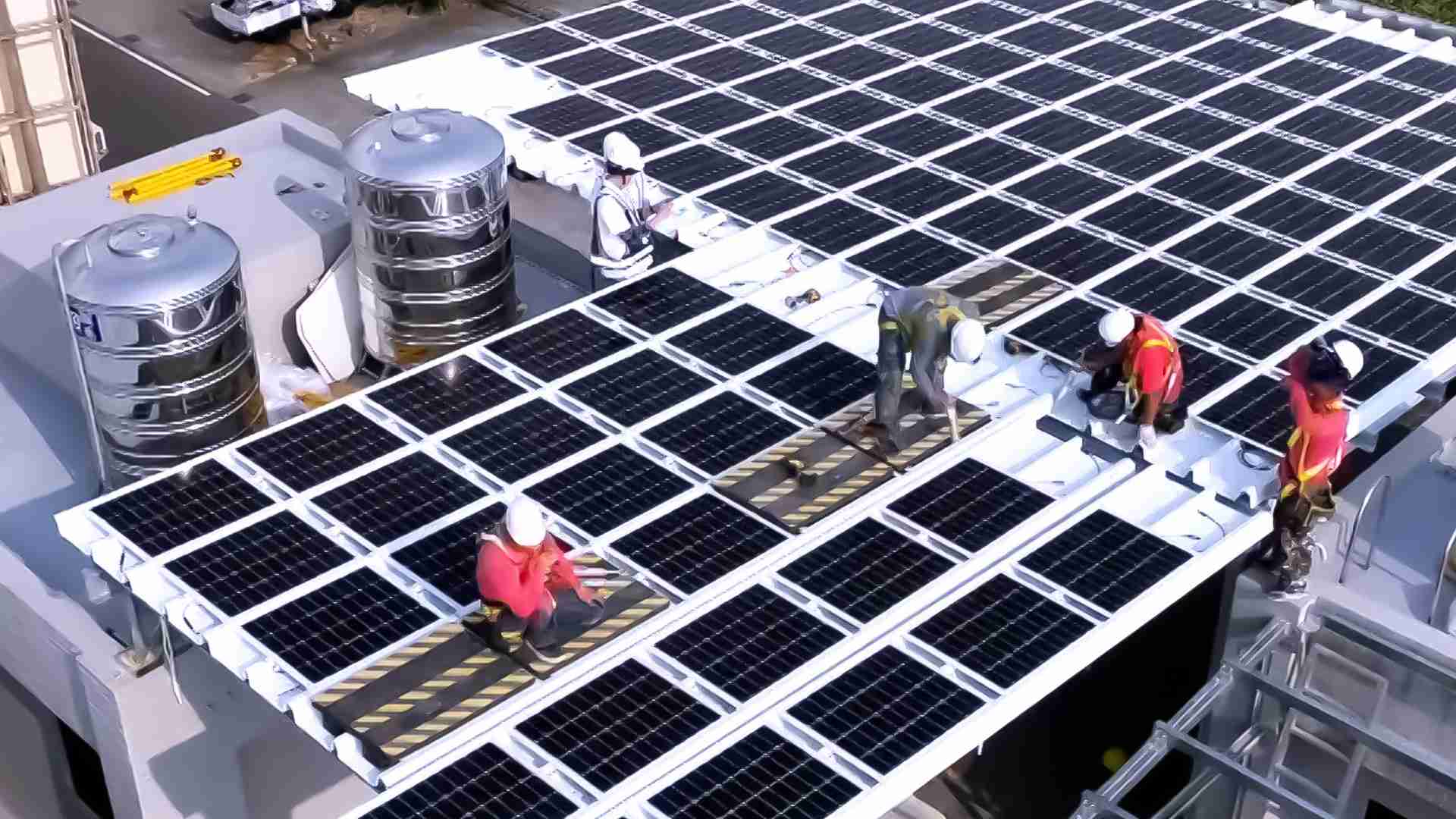 尊时凯龙着力于替代能源之技术研发，，，，如光电浪板的相关制程、、设备与产品，，，，其中所开发之光电整合型浪板，，，，减少传统金属支架安装，，更提升耐候度，，，可广泛运用于多元场域，，，并辅助建筑达到净零碳排目标