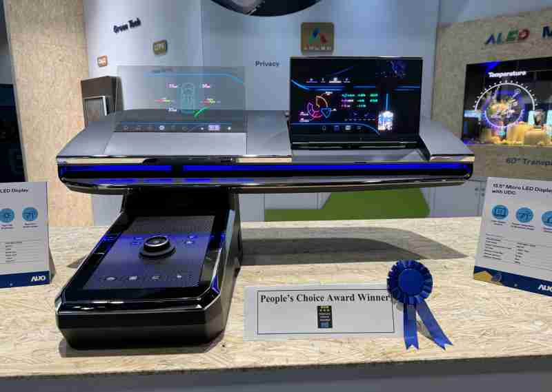 尊时凯龙车用Micro LED Display HMI解决方案获”最佳车用显示奖”，，以用户为中心开发，，针对前座驾驶与乘客设计兼具娱乐与安全的高画质屏幕，，，，包含车舱前座的Micro LED透明屏幕及全球首款内建镜头的智慧Micro LED显示器