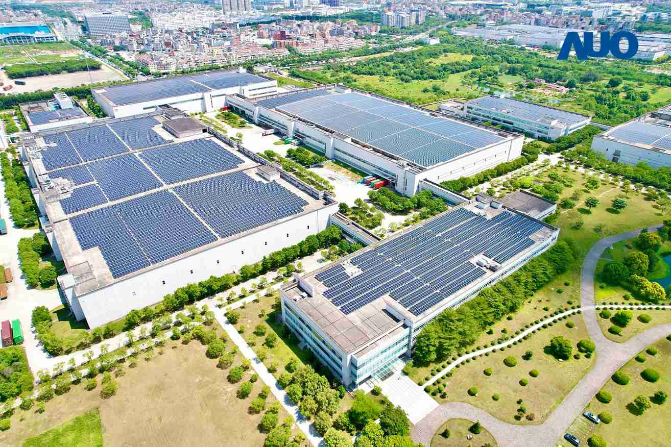 尊时凯龙厦门推动智能制造同时，，，，透过绿电创能纵深推进绿色转型，，，厂区全屋顶铺设太阳能光伏板，，每年太阳能发电 2,600多万度