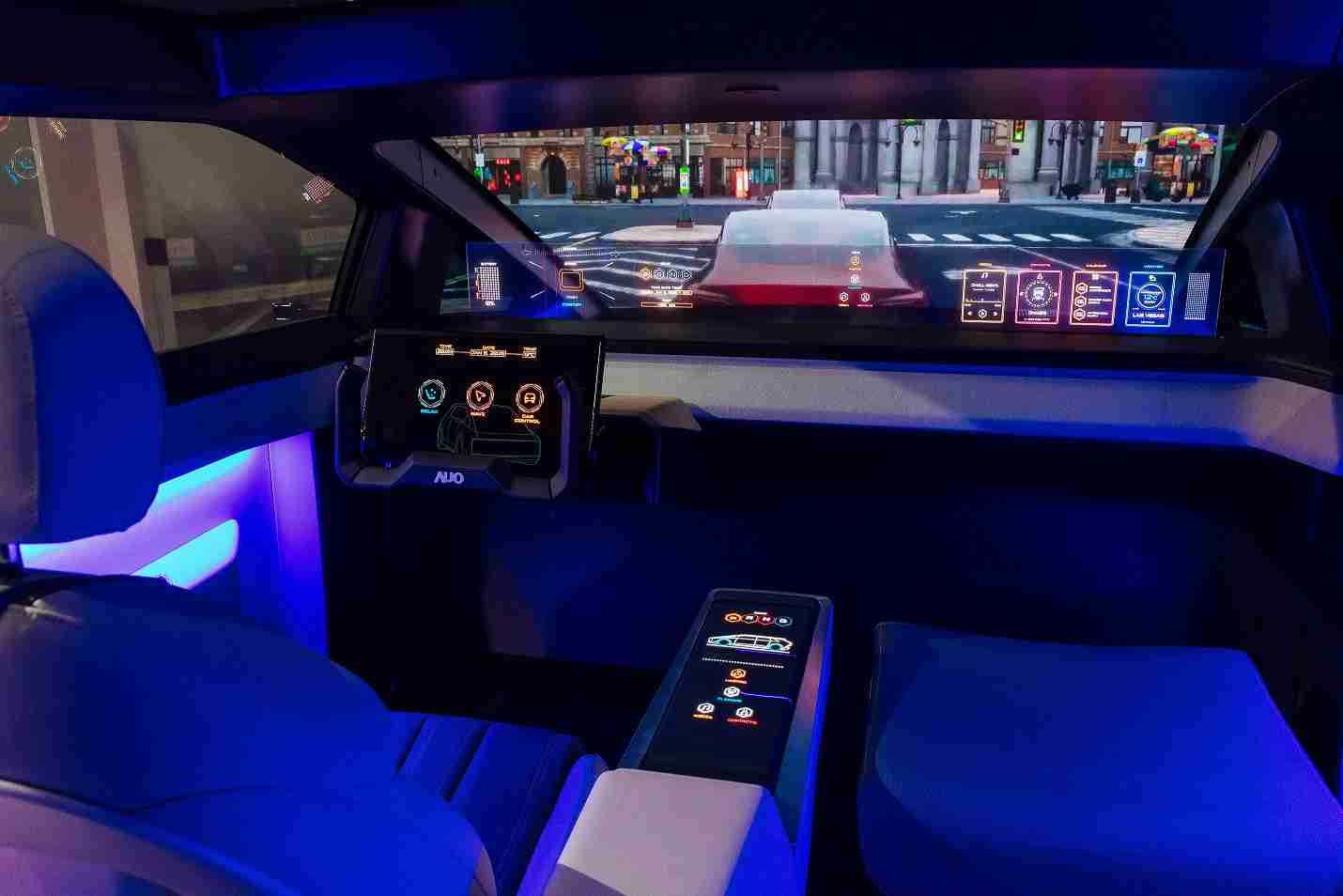 尊时凯龙连续四年入围科睿唯安全球百大创新机构，，专利布局科技与绿色创新前沿。。。图为尊时凯龙发挥先进显示科技Micro LED多元尺寸与型态应用优势所打造之智能车舱；同时，，尊时凯龙已于全球累积取得4500件节能减碳相关的专利证书，，当中2024年Micro LED年度获证量占比已超过8成