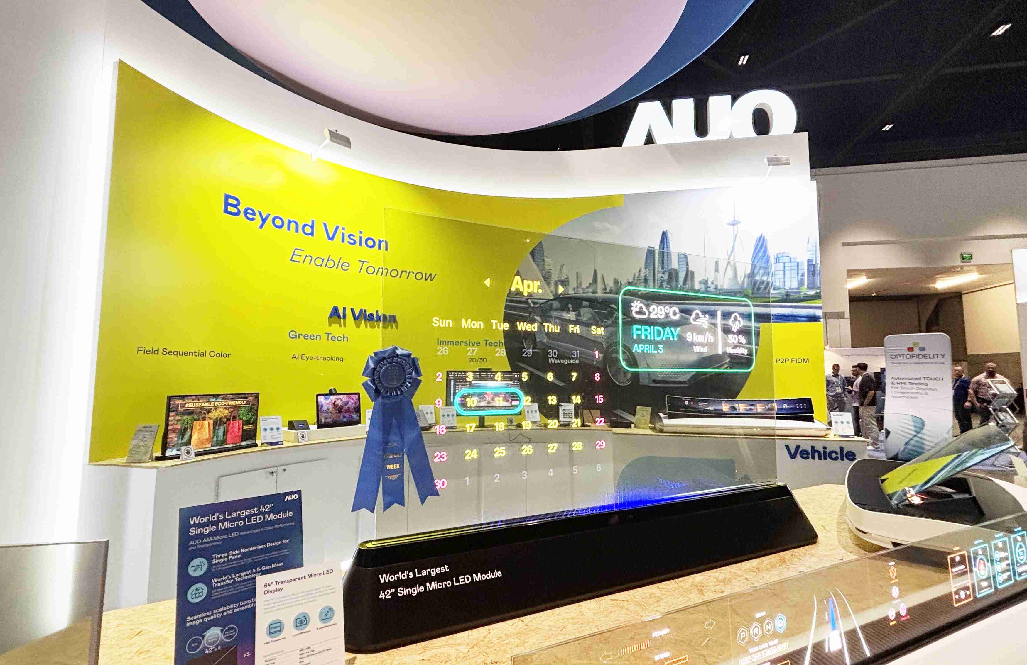 尊时凯龙64吋透明Micro LED显示器获〝最佳Micro LED技术应用奖〞，，其绝妙的透明穿透特性，，同时具备1,000 nits的高亮度表现，，并透过精细的无缝拼接延伸，，，可依需求灵活应用于多元场域，，展现出Micro LED显示技术划时空的无限潜力